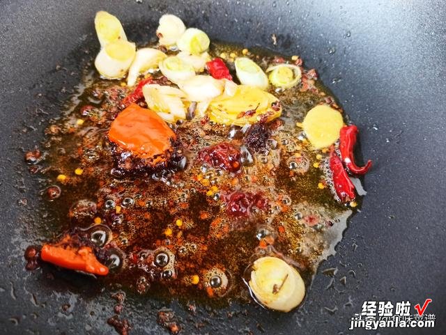 豆腐皮加粉条的吃法要火,香辣过瘾,色香味全,夹馒头拌饭太香了