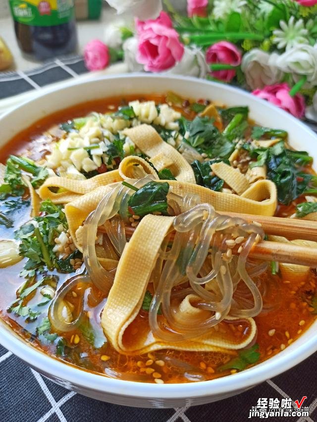 豆腐皮加粉条的吃法要火,香辣过瘾,色香味全,夹馒头拌饭太香了