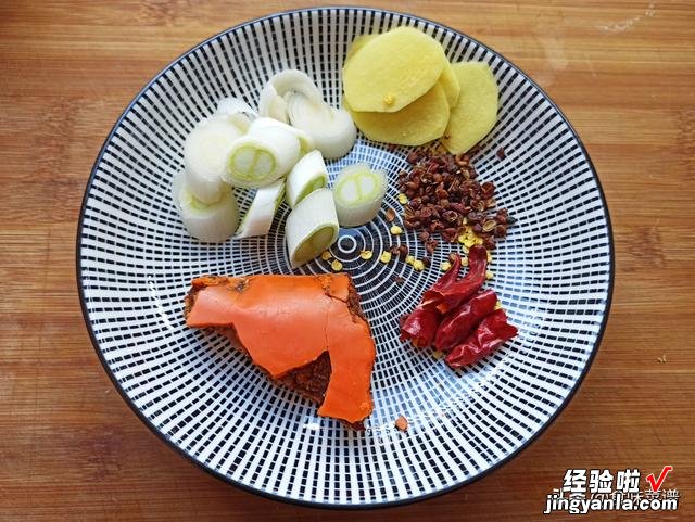豆腐皮加粉条的吃法要火,香辣过瘾,色香味全,夹馒头拌饭太香了