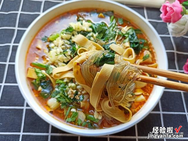 豆腐皮加粉条的吃法要火,香辣过瘾,色香味全,夹馒头拌饭太香了