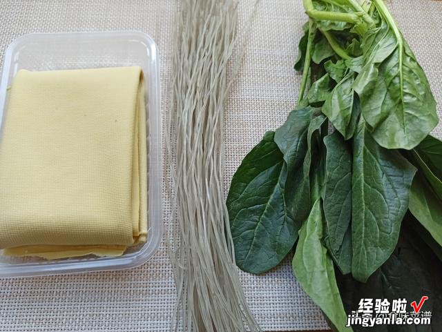 豆腐皮加粉条的吃法要火,香辣过瘾,色香味全,夹馒头拌饭太香了