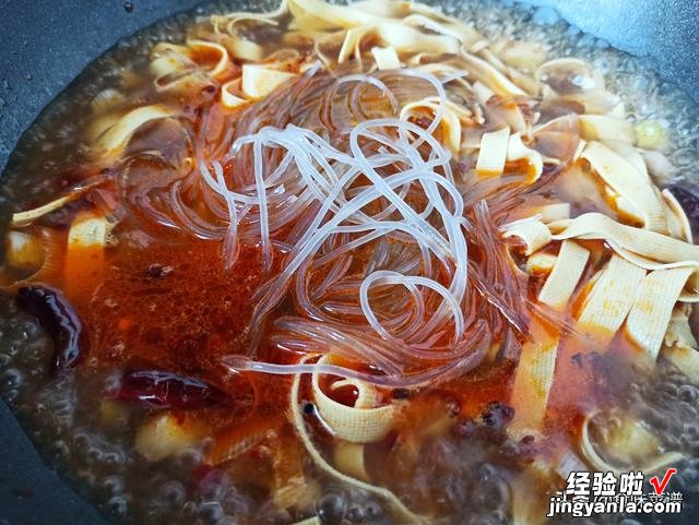 豆腐皮加粉条的吃法要火,香辣过瘾,色香味全,夹馒头拌饭太香了