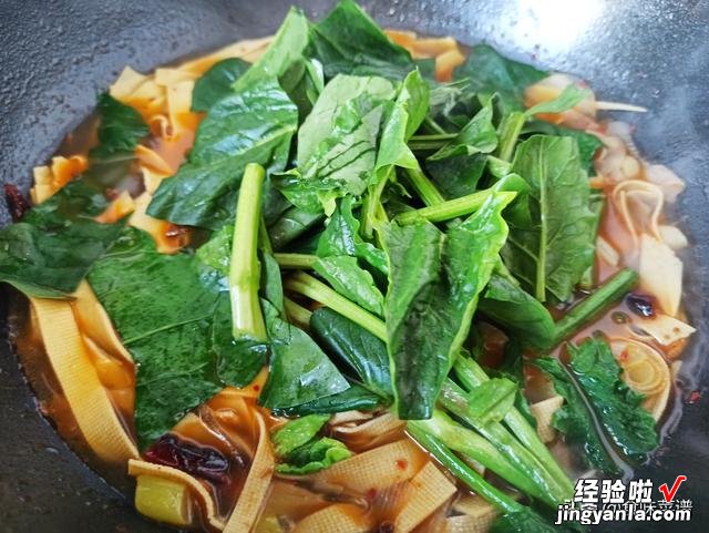 豆腐皮加粉条的吃法要火,香辣过瘾,色香味全,夹馒头拌饭太香了
