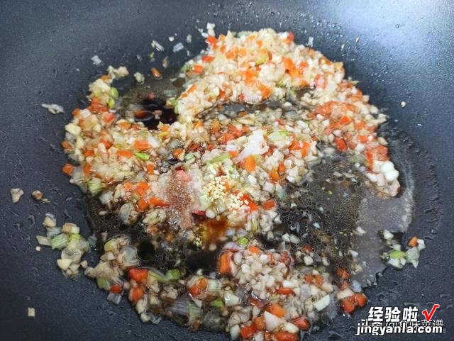 把鹌鹑蛋打在香菇中，上锅蒸一蒸，香味浓郁，咬一口满满都是营养