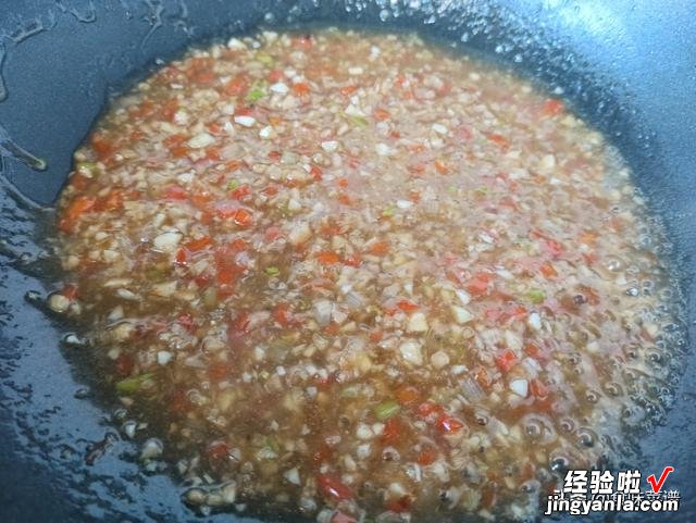 把鹌鹑蛋打在香菇中，上锅蒸一蒸，香味浓郁，咬一口满满都是营养