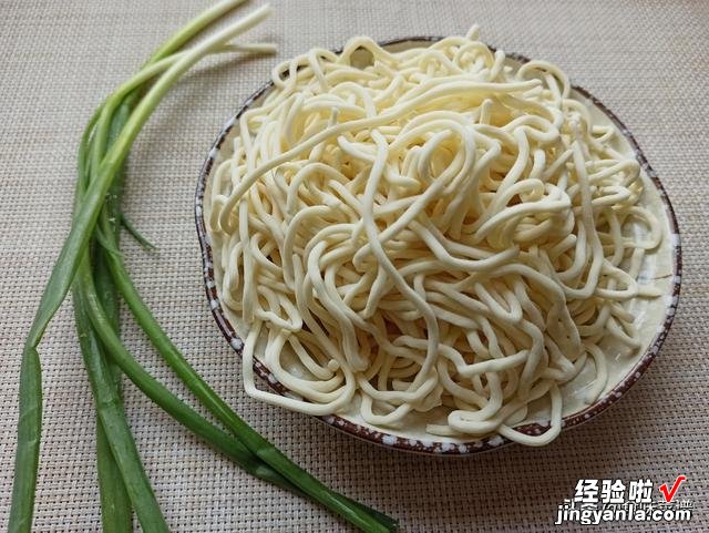1把面条2根小葱,教你传统的葱油面做法,汤汁鲜美,比面馆的好吃
