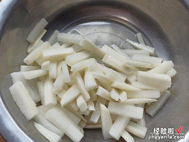 白萝卜怎么腌才好吃?还是传统做法实用,酸甜脆爽,开胃又下饭