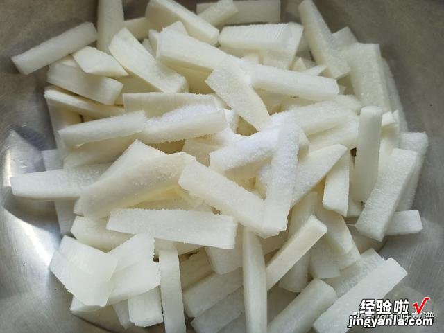 白萝卜怎么腌才好吃?还是传统做法实用,酸甜脆爽,开胃又下饭