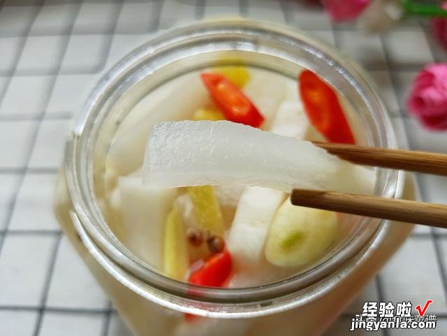 白萝卜怎么腌才好吃?还是传统做法实用,酸甜脆爽,开胃又下饭