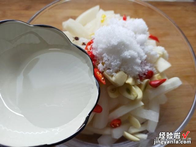 白萝卜怎么腌才好吃?还是传统做法实用,酸甜脆爽,开胃又下饭