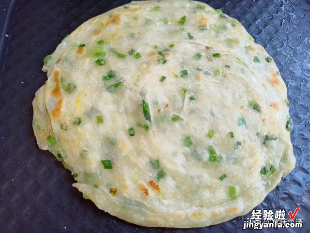 葱花饼怎么做才酥脆可口？原来和面有技巧，做对了比手抓饼还好吃