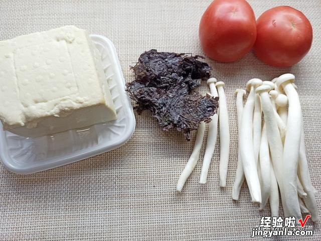 白玉菇豆腐汤的家常做法，味道鲜美，营养丰富，孩子常喝增强体质