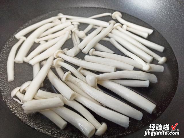 白玉菇豆腐汤的家常做法，味道鲜美，营养丰富，孩子常喝增强体质