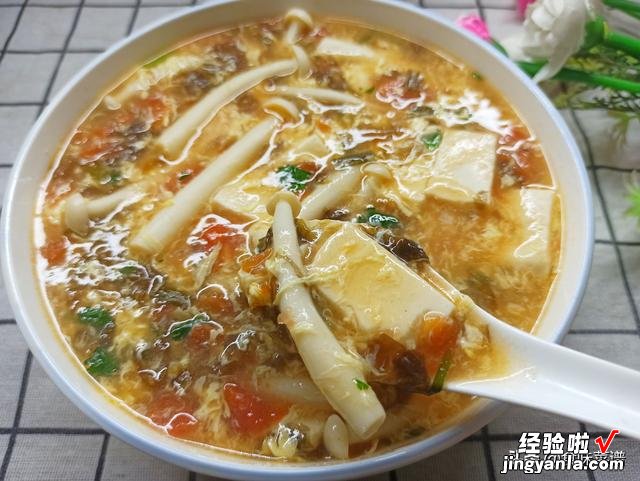 白玉菇豆腐汤的家常做法，味道鲜美，营养丰富，孩子常喝增强体质