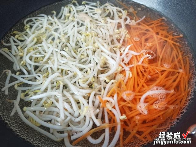 一斤豆芽半根胡萝卜，5分钟就能上桌，美容减肥，鲜嫩营养又入味