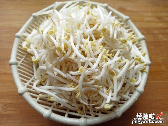 一斤豆芽半根胡萝卜，5分钟就能上桌，美容减肥，鲜嫩营养又入味