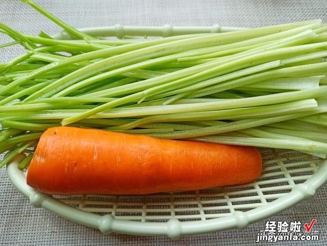 胡萝卜加芹菜的做法火了,三两下做成菜卷,鲜嫩美味,每次都吃撑