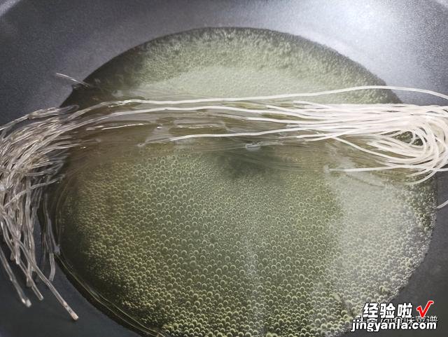 胡萝卜加芹菜的做法火了,三两下做成菜卷,鲜嫩美味,每次都吃撑