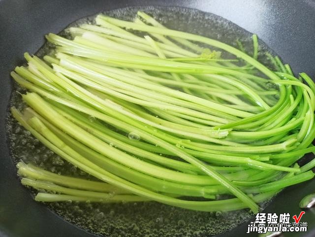 胡萝卜加芹菜的做法火了,三两下做成菜卷,鲜嫩美味,每次都吃撑
