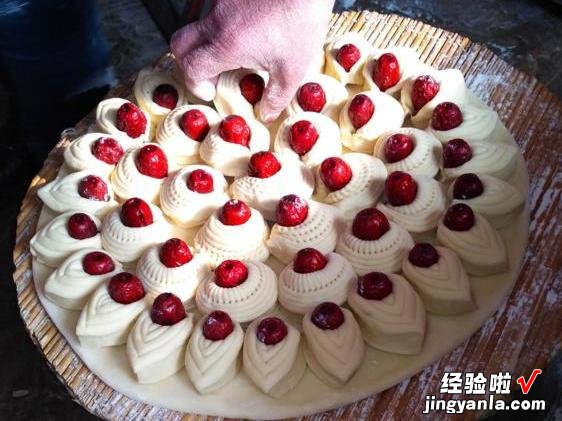 明天腊月二十八,俗称“把面发”,延续传统的习俗,发福发家发财