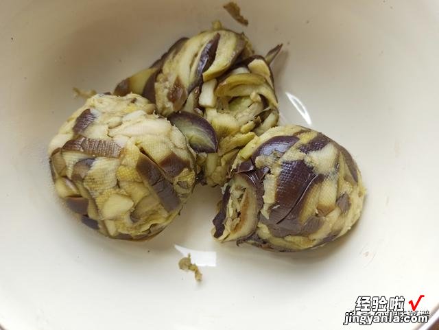 腌茄子的家常做法，当咸菜下饭，新手百分百成功，放1年都坏不了