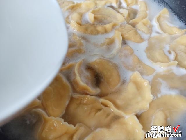 吃了30年饺子，这做法第一次见，出锅鲜嫩多汁，好吃不油腻，真香