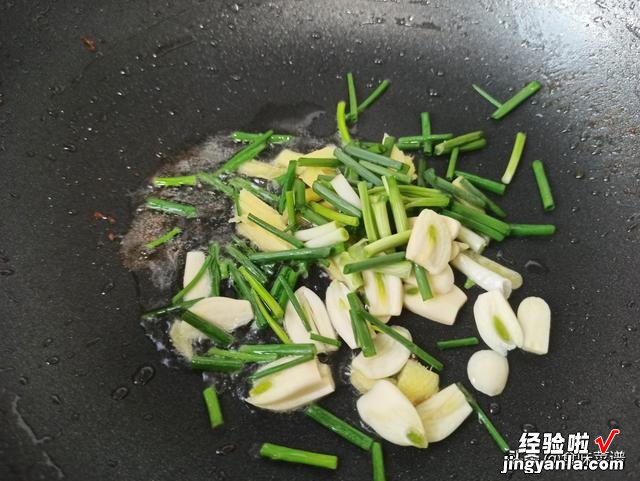 鸡胸肉加辣椒的做法火了，肉质细嫩，香辣又解馋，一家老少都爱吃