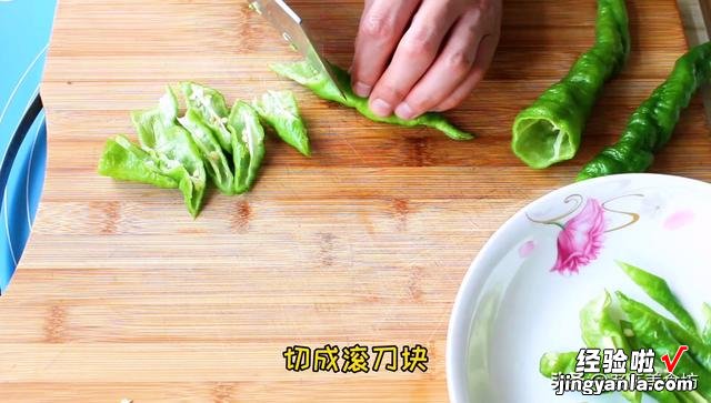 1个银耳做了2道家常菜,热菜凉菜都有,鲜香微辣又下饭又下酒