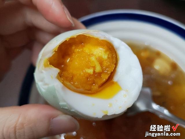 把鸭蛋放白酒里,想不到这么厉害,20天后个个起油流沙,咸香美味