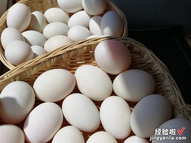 把鸭蛋放白酒里,想不到这么厉害,20天后个个起油流沙,咸香美味