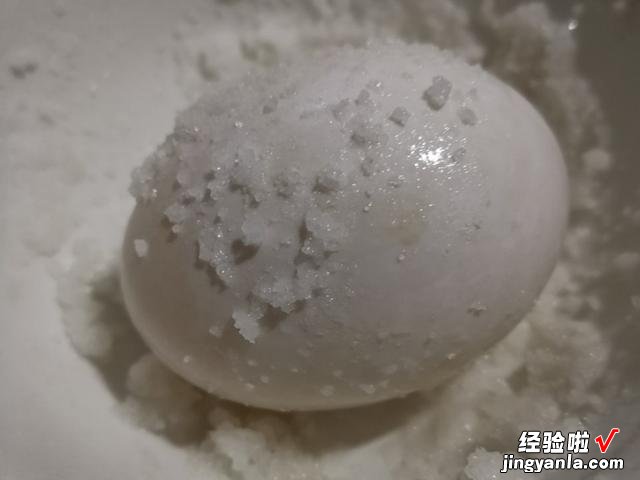 把鸭蛋放白酒里,想不到这么厉害,20天后个个起油流沙,咸香美味