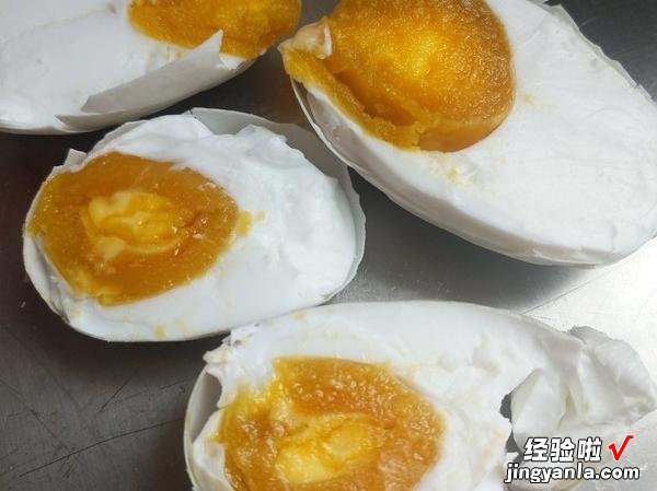 把鸭蛋放白酒里,想不到这么厉害,20天后个个起油流沙,咸香美味