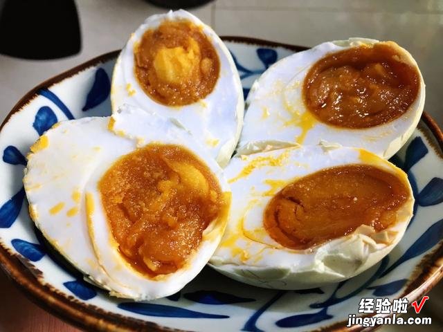 把鸭蛋放白酒里,想不到这么厉害,20天后个个起油流沙,咸香美味