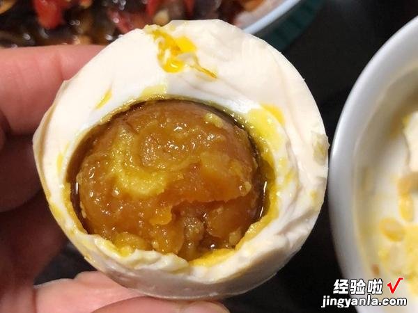 把鸭蛋放白酒里,想不到这么厉害,20天后个个起油流沙,咸香美味