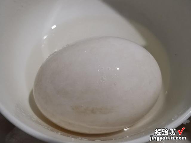 把鸭蛋放白酒里,想不到这么厉害,20天后个个起油流沙,咸香美味