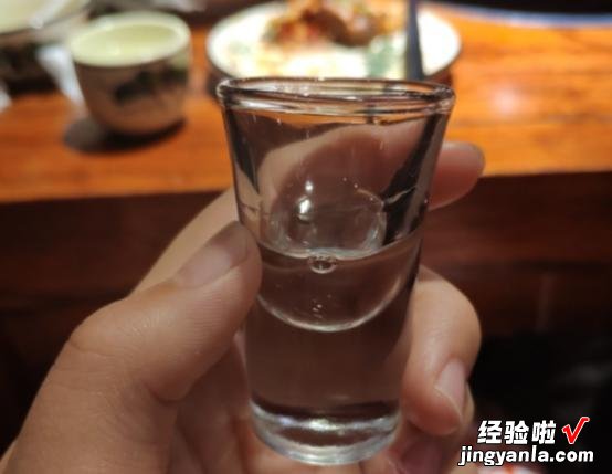 强烈建议中老年人,少喝散酒,多喝这2种酒,都是优级纯酿