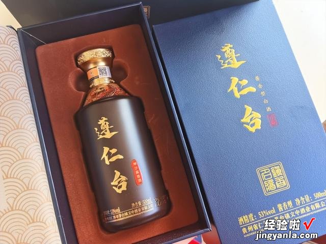 广东拆迁户办酒席，每桌都上茅台、五粮液，网友：人逢喜事精神爽