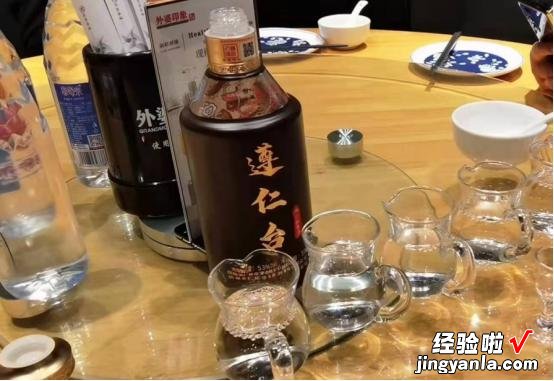 广东拆迁户办酒席，每桌都上茅台、五粮液，网友：人逢喜事精神爽