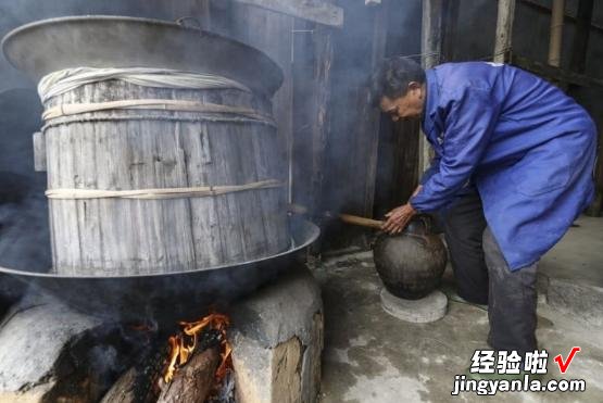 “香精酒”频遭曝光，酒友需“警钟长鸣”，当心佳酿变“毒液”