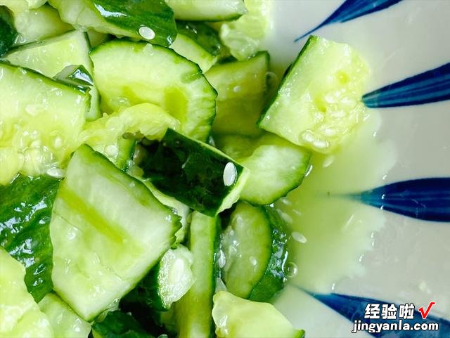 拍黄瓜想要清脆爽口？这个步骤不能少，大厨亲自示范，鲜香又美味