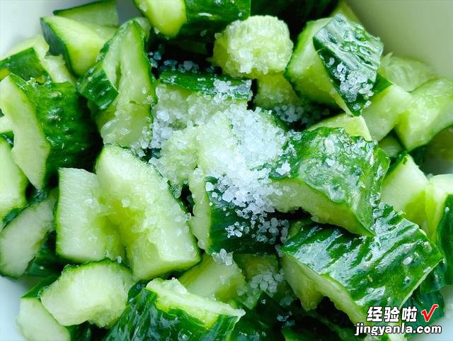 拍黄瓜想要清脆爽口？这个步骤不能少，大厨亲自示范，鲜香又美味