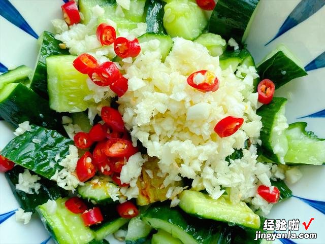 拍黄瓜想要清脆爽口？这个步骤不能少，大厨亲自示范，鲜香又美味