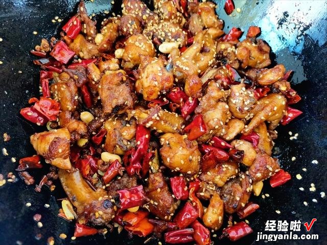 好吃的江湖菜“辣子鸡丁”，麻辣鲜香，外焦里嫩，学会做给家人吃