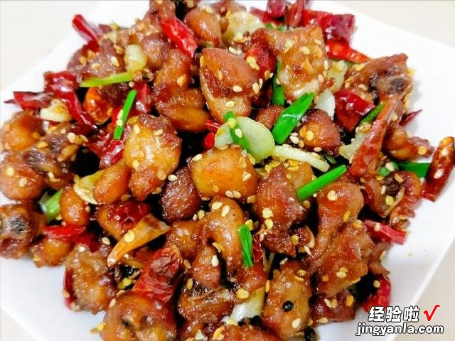 好吃的江湖菜“辣子鸡丁”，麻辣鲜香，外焦里嫩，学会做给家人吃