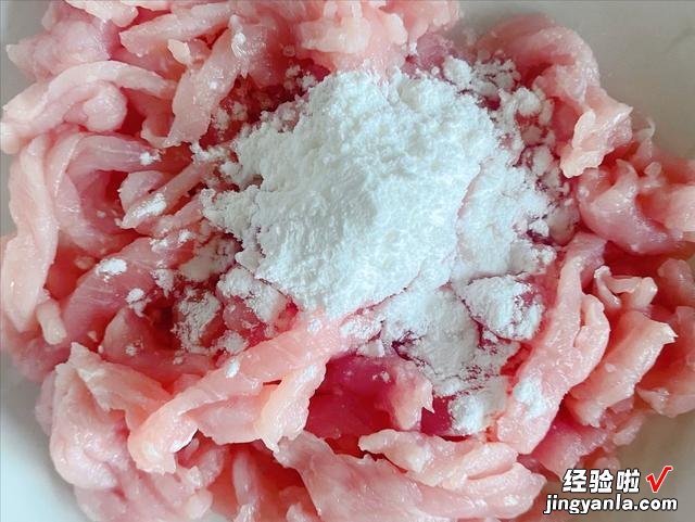 熬青菜瘦肉粥，肉丝不要着急下锅，多做一步，肉丝滑嫩，不腥不腻