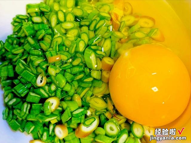 蒜薹尾巴不要扔了,不懂吃太可惜,简单下锅一做,给红烧肉都不换