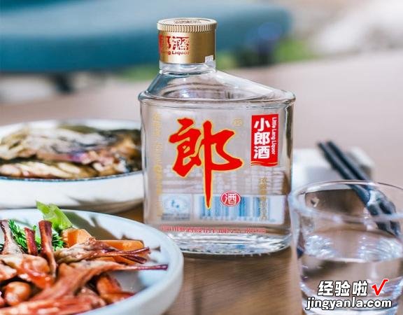 四川52岁“土豪”，宴席不见茅台，却用4瓶“上等酒”，遭遇怒怼