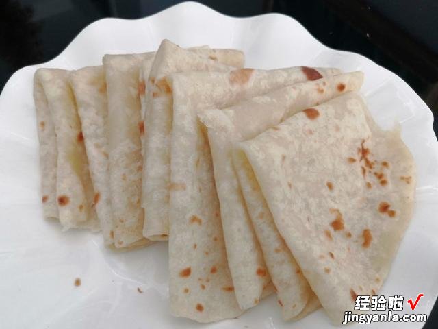 “万能饼皮”的做法,胜过鸭饼好几倍,柔软劲道,卷菜卷肉都好吃