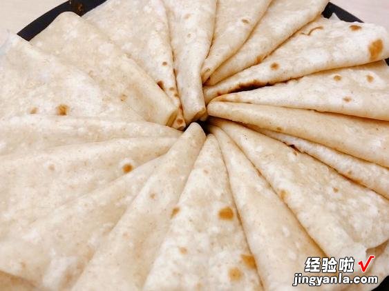 “万能饼皮”的做法,胜过鸭饼好几倍,柔软劲道,卷菜卷肉都好吃