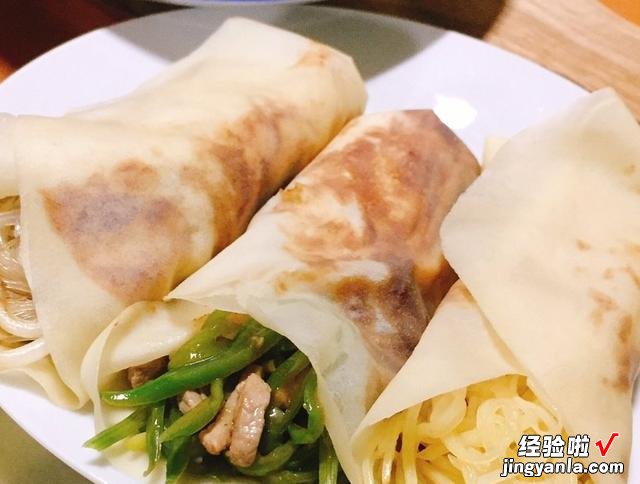 “万能饼皮”的做法,胜过鸭饼好几倍,柔软劲道,卷菜卷肉都好吃